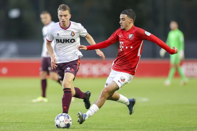 将球分给底 将球分给底